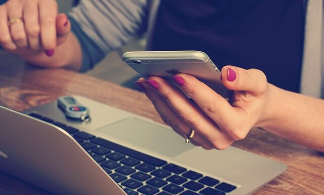 Jak naładować telefon za pomocą laptopa?