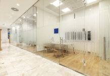 Ścianki działowe z drzwiami w biurze