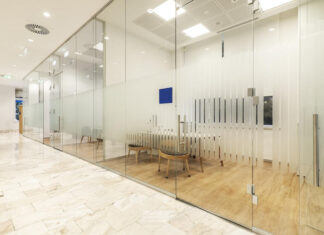 Ścianki szklane jako nowoczesny standard aranżacji wnętrz komercyjnych Ścianki działowe z drzwiami w biurze